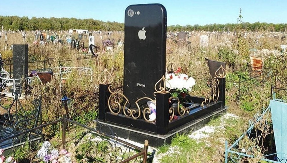 Lapide a forma di iPhone gigante per una ragazza morta a 25 anni: lavorava in Apple
